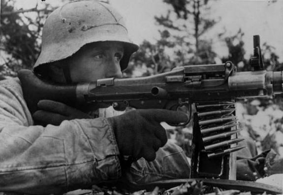 Nòng súng xẻ khương tuyến bộ đa giác (trên 4 khương tuyến), nhẹ hơn và nhanh nóng hơn nòng MG 34, nhưng có thể được thay thế chỉ trong vài giây đối với xạ thủ có kinh nghiệm.